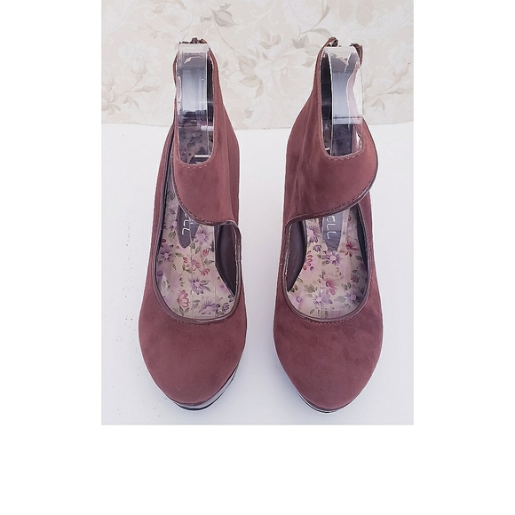 KISS & TELL BROWN HEELS - Picture 2 of 3